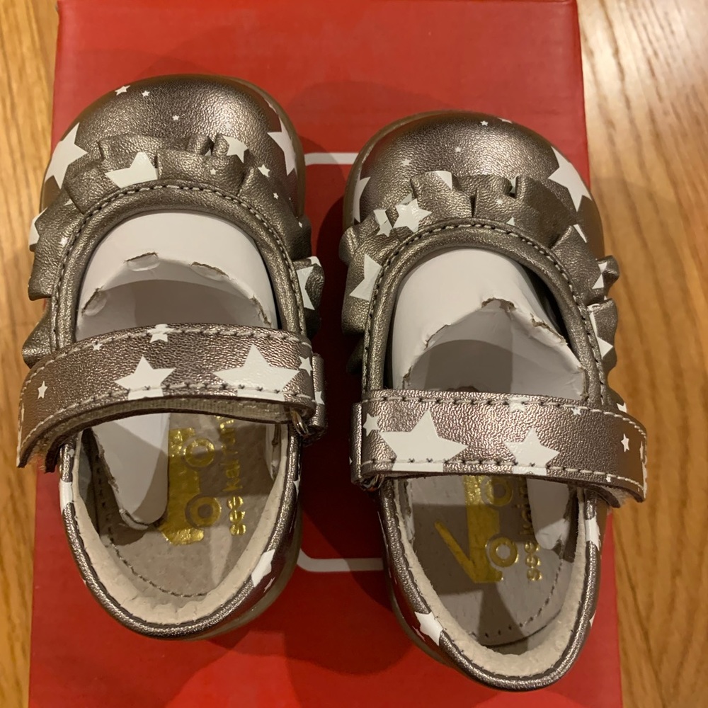 See Kai Run Belle II Pewter Metallic size 4